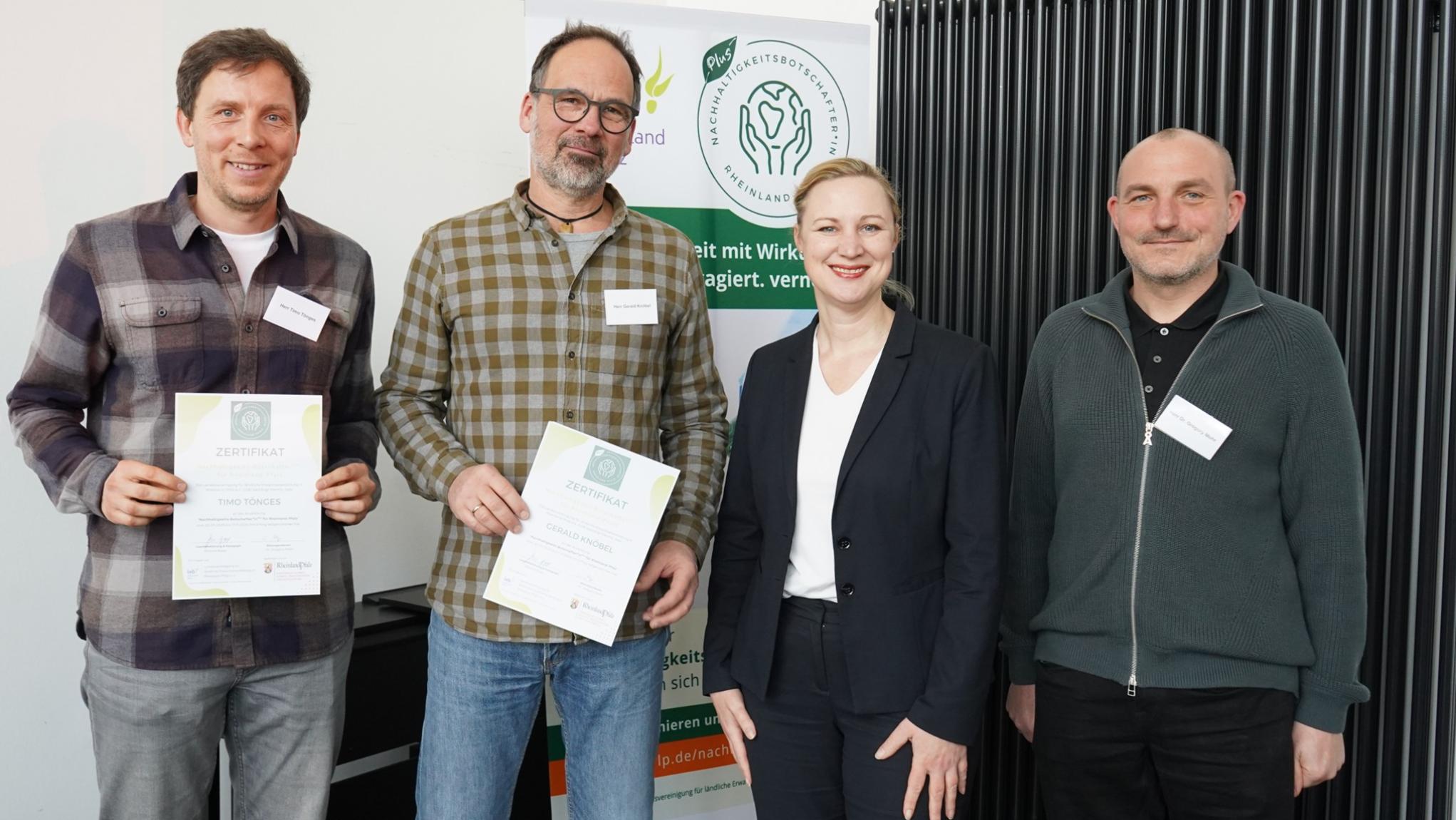 Die beiden Nachhaltigkeitsbotschafter Gerald Knöbel und Timo Tönges mit der rheinland-pfälzischen Arbeitsministerin Dörte Schall und Dr. Gregory Mohr, Referent der Landesvereinigung für ländliche Erwachsenenbildung in Rheinland-Pfalz.