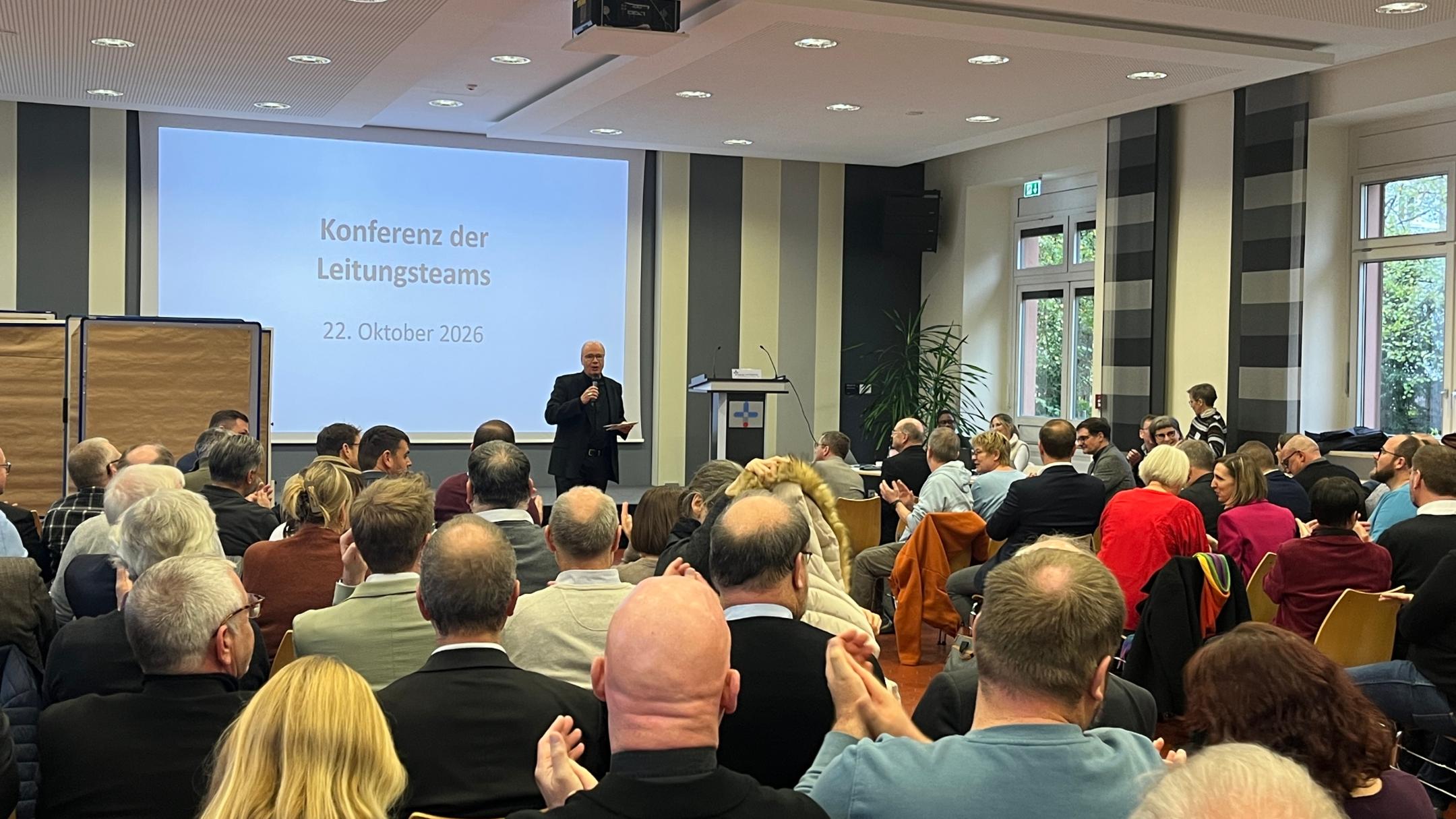 Bischof Ackermann begrüßt die Leitungsteams der Pastoralen Räume